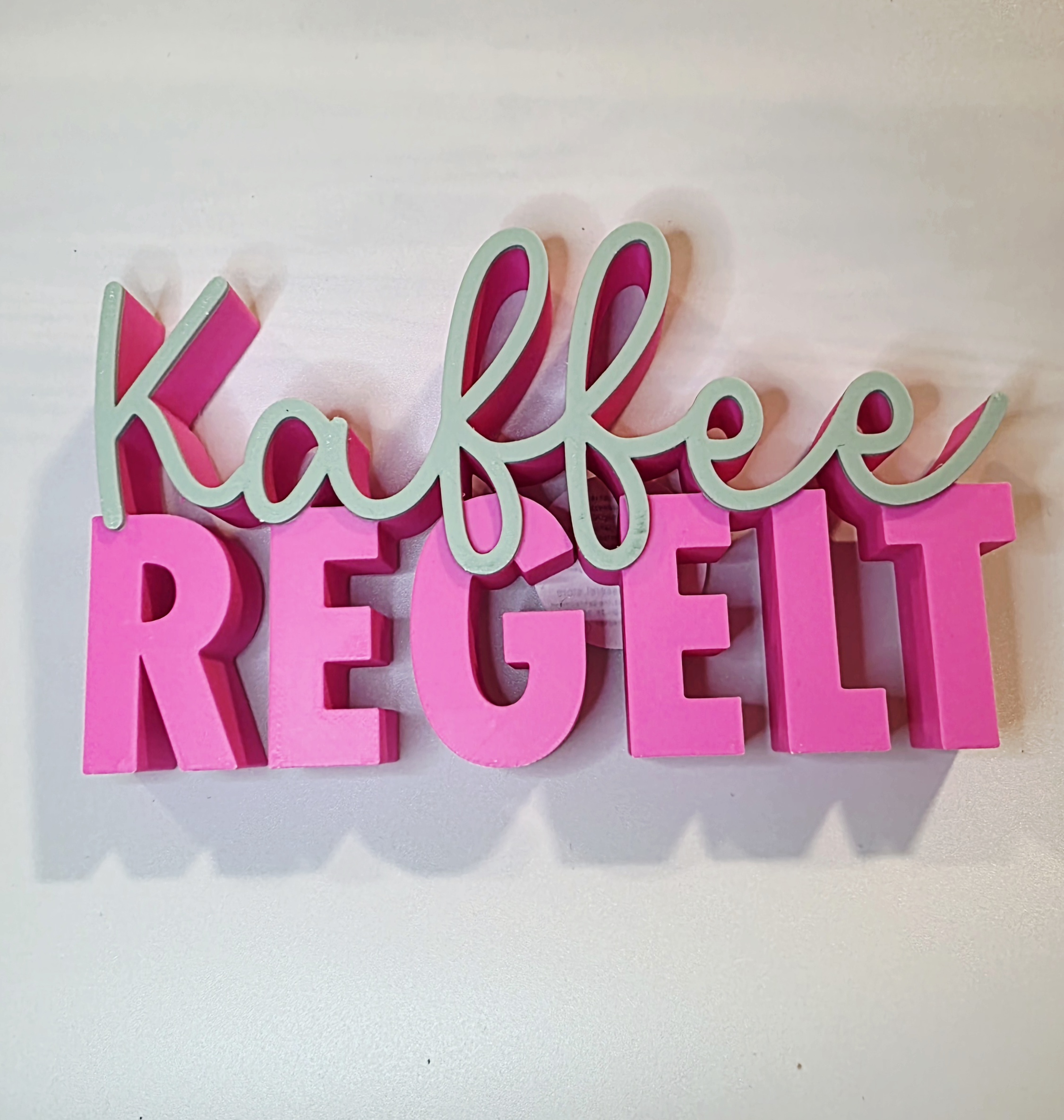 3D-Schriftzug "Kaffee regelt" - neonpink/mint