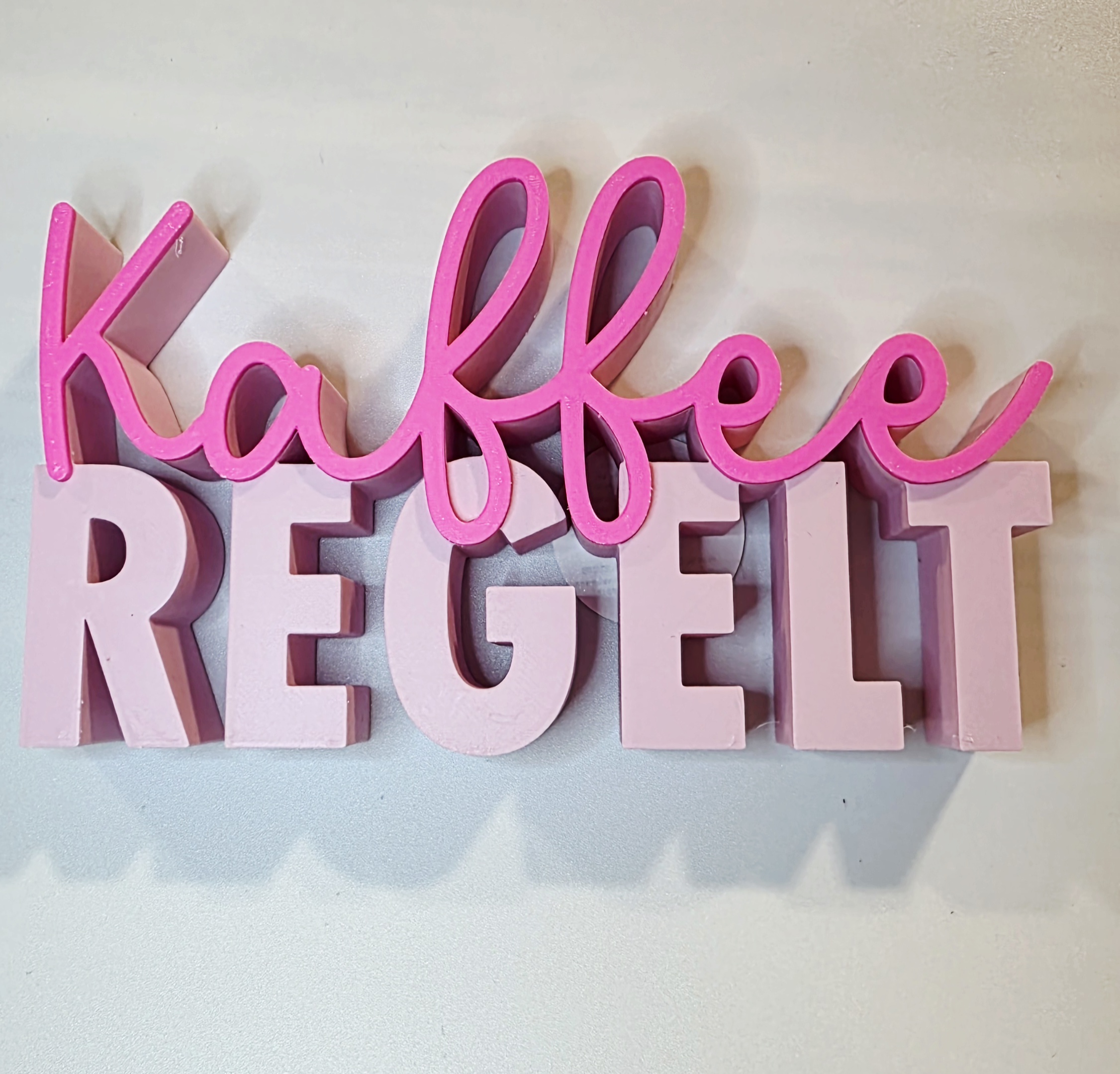 3D-Schriftzug "Kaffee regelt" - rosa/pink