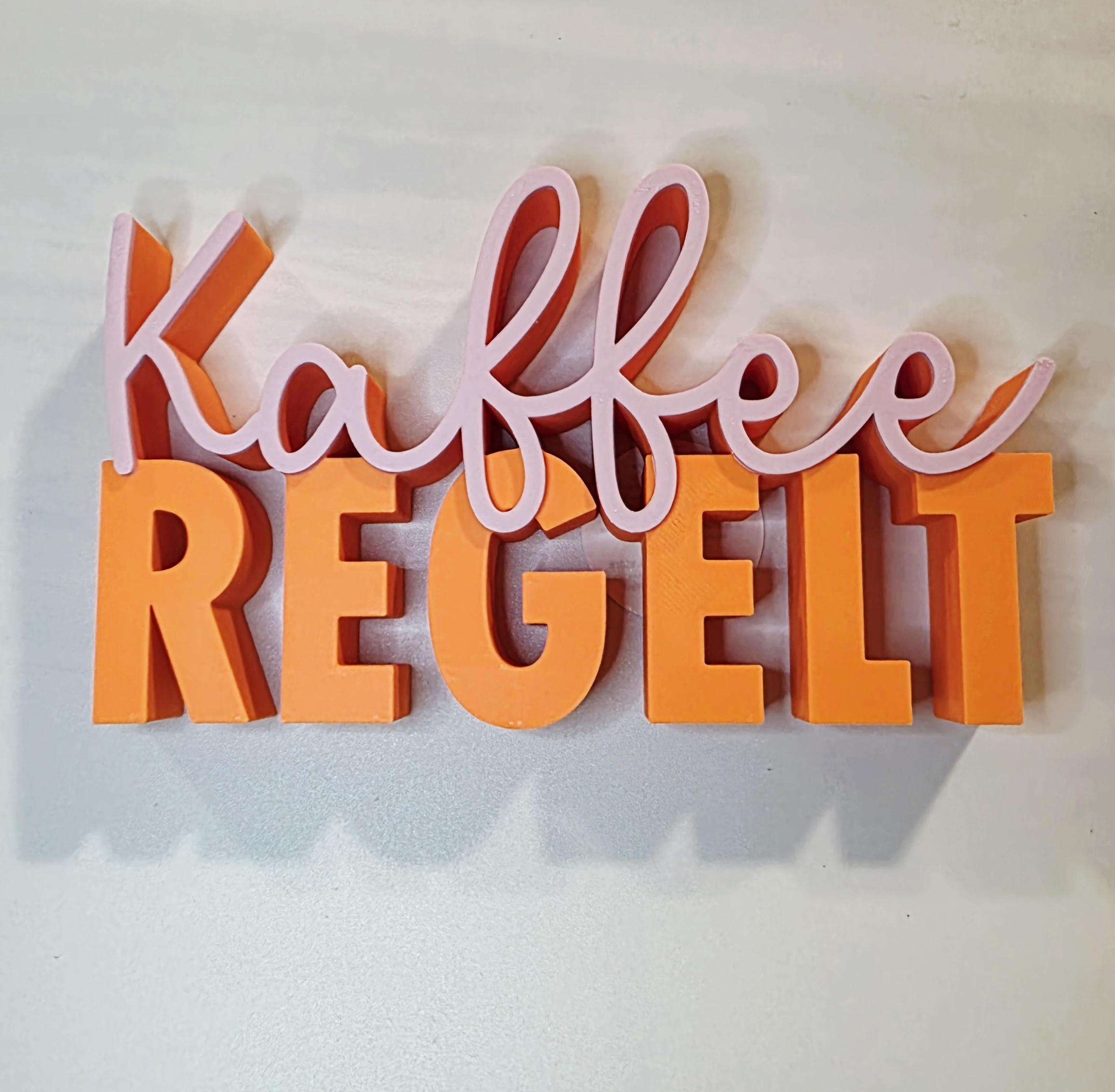 3D-Schriftzug "Kaffee regelt" - neonorange/rosa