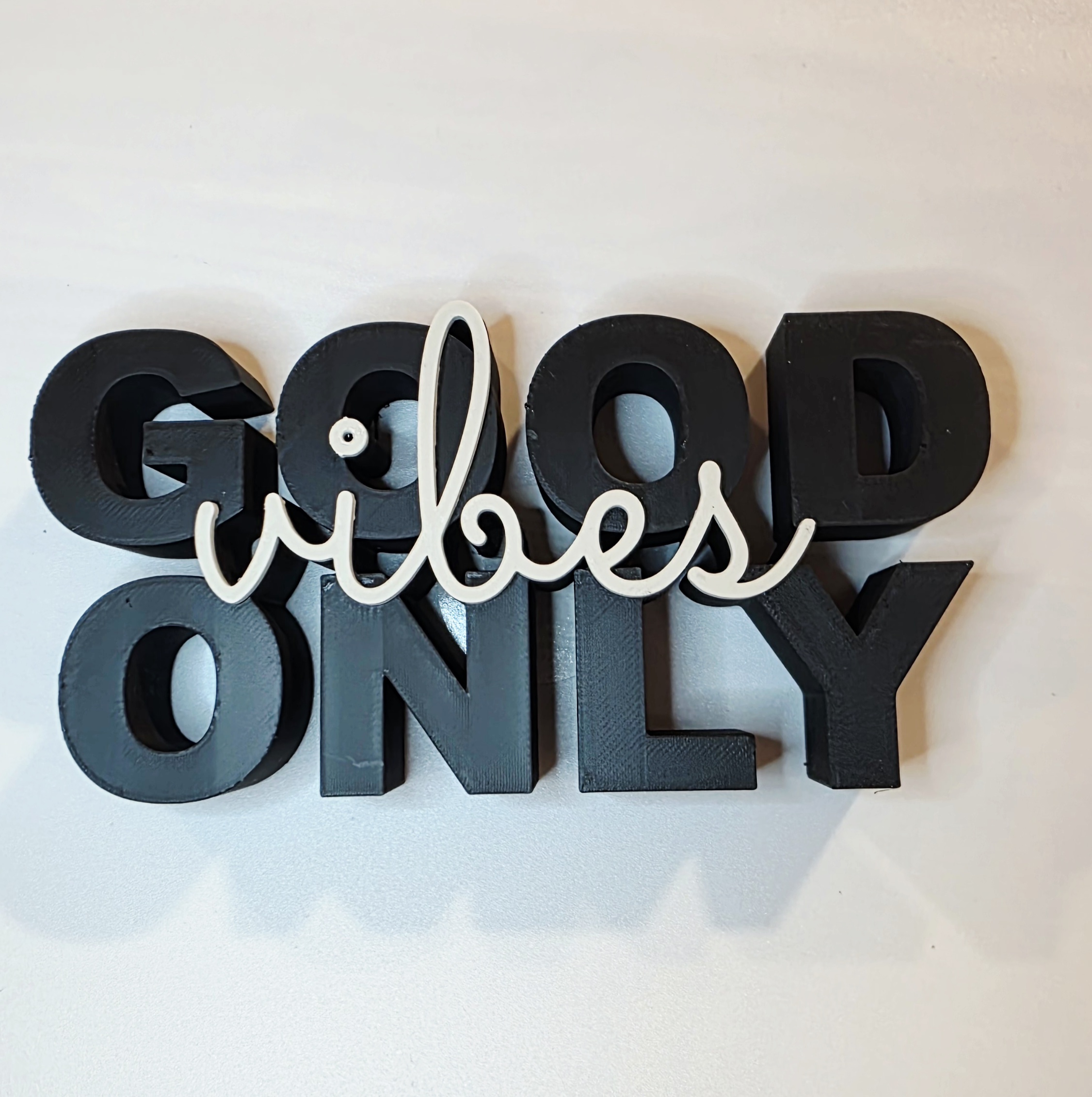 3D-Schriftzug "Good Vibes only" - schwarz/hellgrau